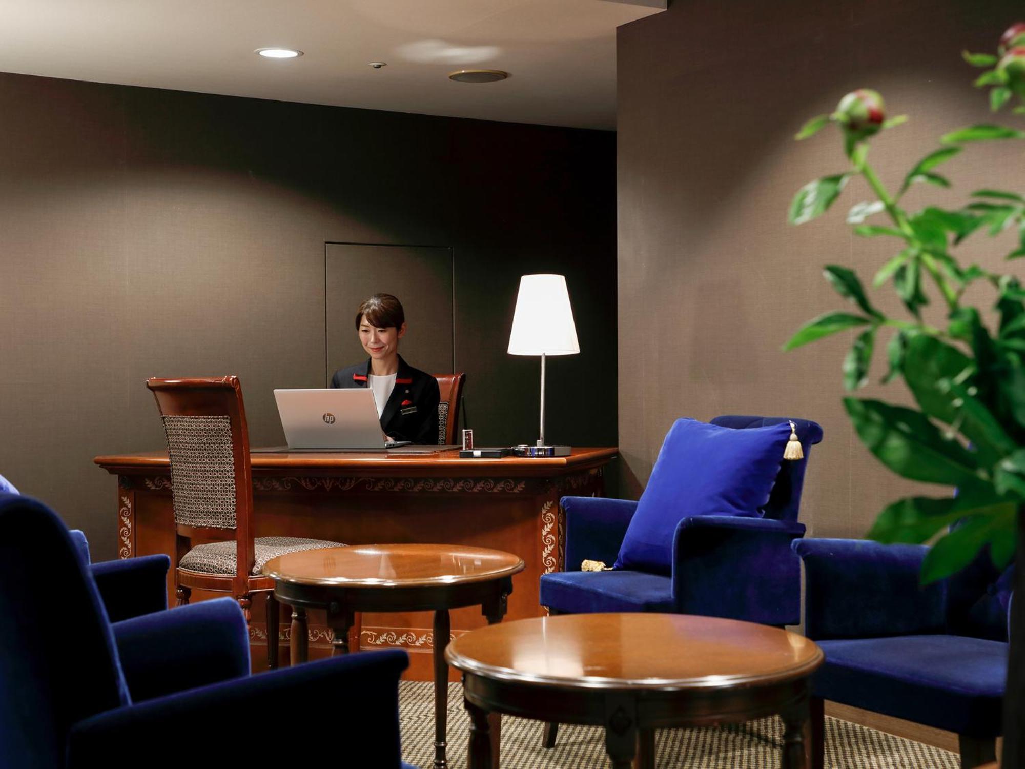 Premier Hotel -Tsubaki- Sapporo Exteriör bild Concierge at the Mandarin Oriental, Tokyo
